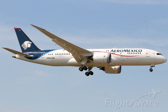 Boeing 787-8 (N964AM) - N964AM Aeromexico Boeing 787-8 landing on Heathrow's runway 09L at 15:43 on Tuesday 03/07/18