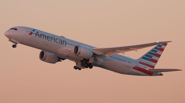 Boeing 787-9 Dreamliner (N821AN) - An American Airlines 787-9 Dreamliner departs LAX at dusk. 