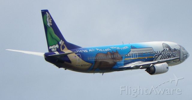 BOEING 737-400 (N705AS) - Close up on climbing out.