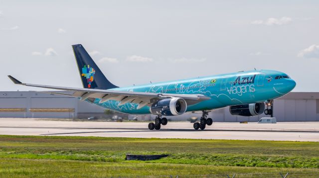 Airbus A330-300 (PR-AIU) - Azul A330 landing on runway 10R
