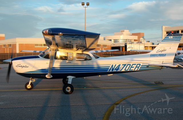 Cessna Skyhawk (N470ER) - Taxi to the Riddle ramp after a long day of training and a short break before even more training for the instrument students!