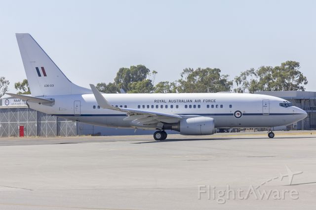Boeing 737-700 (A36001) - Royal Australian Air Force (A36-001) Boeing 737-7DT (BBJ) taxiing at Wagga Wagga Airport