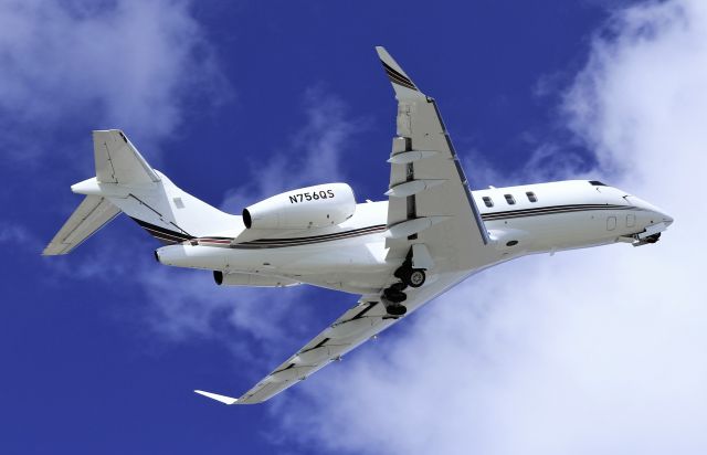 Bombardier Challenger 300 (N756QS)
