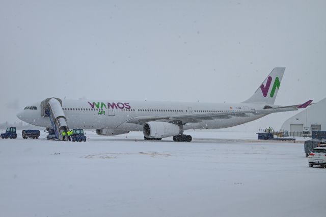 Airbus A330-300 (EC-NHM) - Lots of white ;-) Big white plane and snow everywhere.