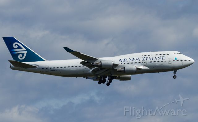 Boeing 747-200 (ZK-SUH) - ANZ last "scheduled" 747 flight into Brisbane