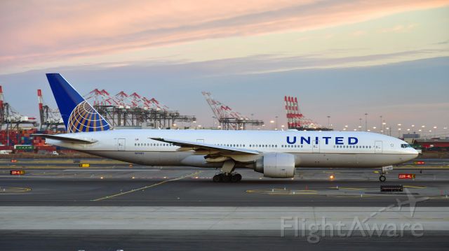 Boeing 777-200 (N79011) - United Airlines Boeing 777-224(ER) N79011 in Newark 