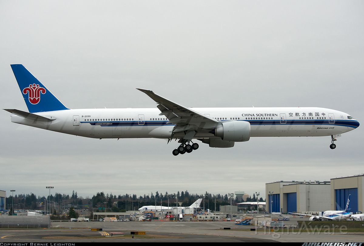 BOEING 777-300 (B-2099)