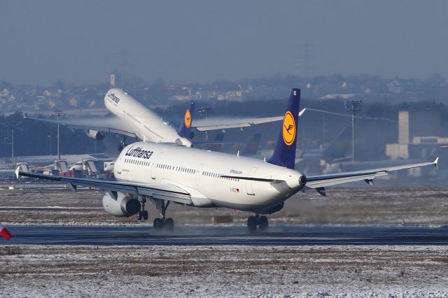 Airbus A321 (D-AISZ) - date: 01-Feb-2015, touch-down RWY25L while the A330 in the background commencces it´s climb-out from RWY25C
