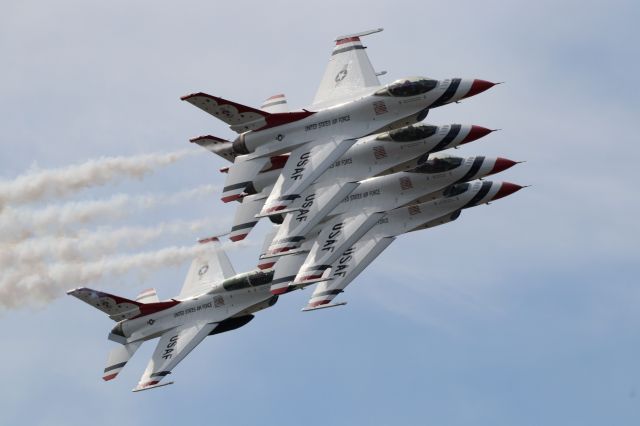 Lockheed F-16 Fighting Falcon — - U.S. Airforce thunderbirds diamond formation 