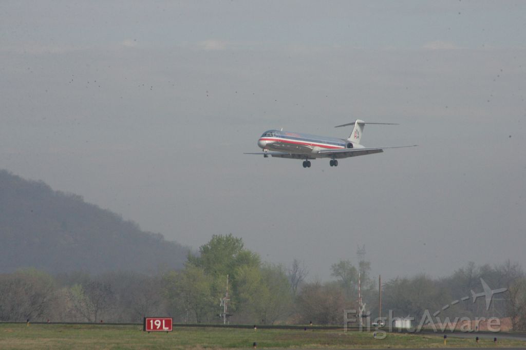 McDonnell Douglas MD-82 (N290AA)