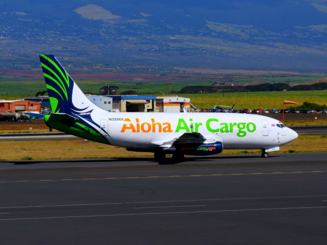 Boeing 737-200 (N320DL) - Aloha Air Cargo 737-200 taxiing at PHOG.