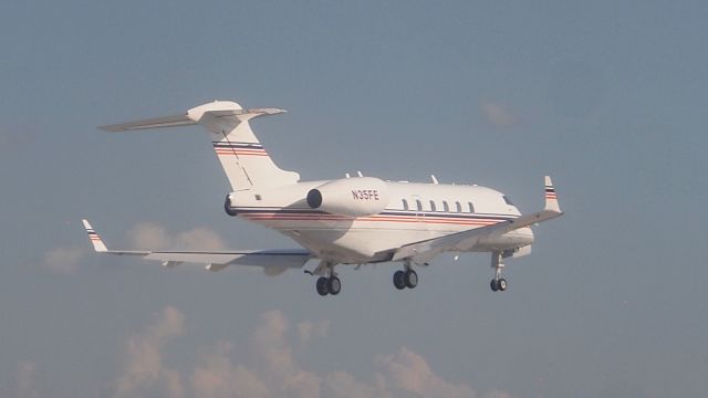 Bombardier Challenger 300 (N35FE) - short final to 18C.