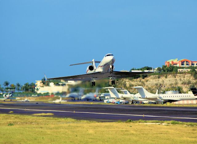 Beechcraft Baron (58) (N450JR) - N450JR departing TNCM on 06 January 2013