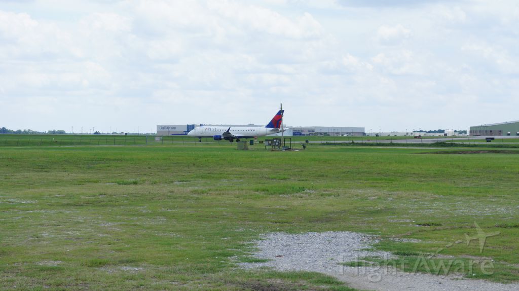 Embraer 170/175 (N201JQ) - E170 Delta taxing infront of Gulfstream to the terminal from KLGA