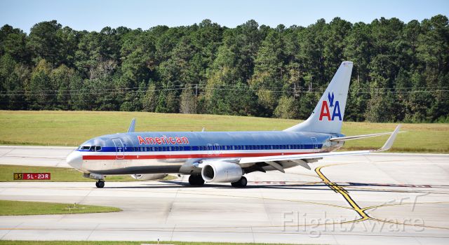 Boeing 737-800 (N921NN) - Classic silver 738 in on a perfect October day. 10/19/17.