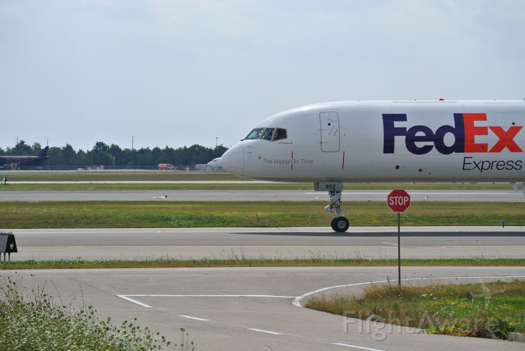 Boeing 757-200 (C-FMEK) - Fed Ex 57 taxing after landing on 23