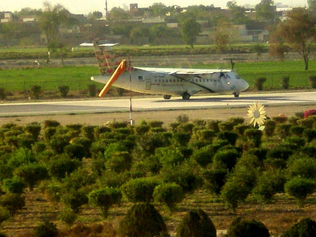 Aerospatiale ATR-42-300 (AP-BHM)