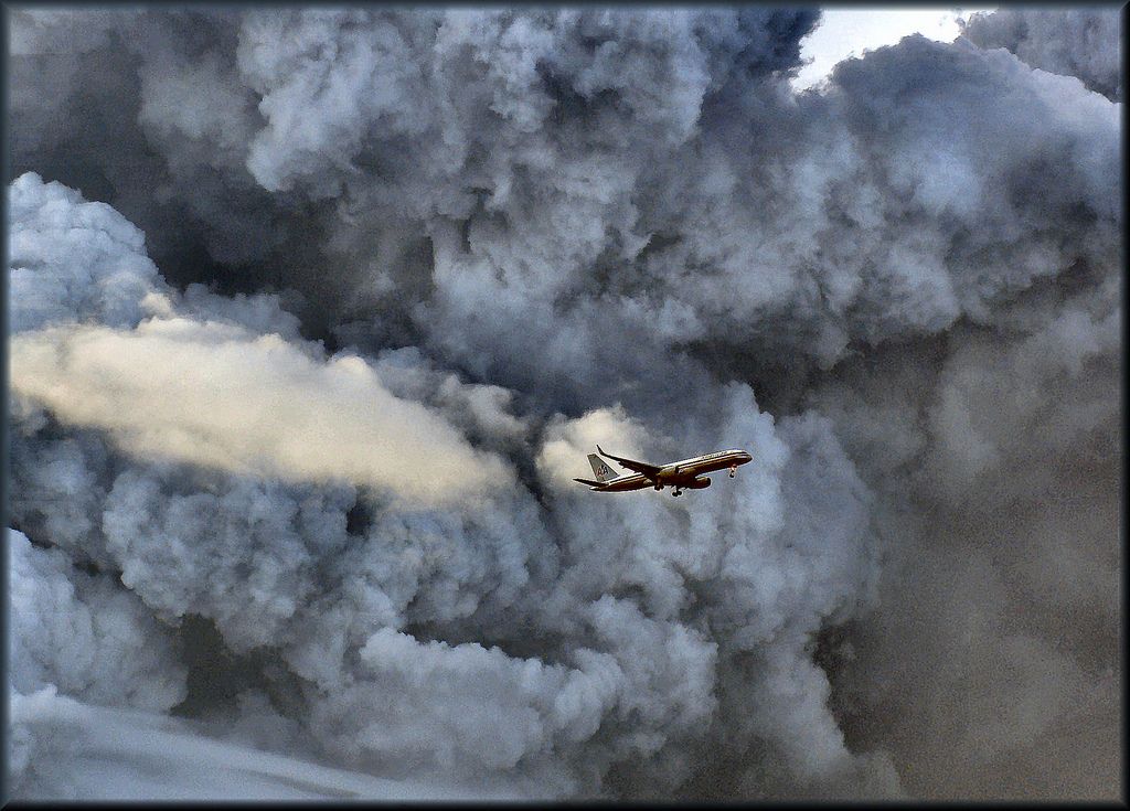 Boeing 757-200 — - AAL go around the column of smoke from the Gulf Petroleum Refinery explosion. Puerto Rico USA  October 23, 2009 - The photo is real, not fake or photoshop. Greetings to all.
