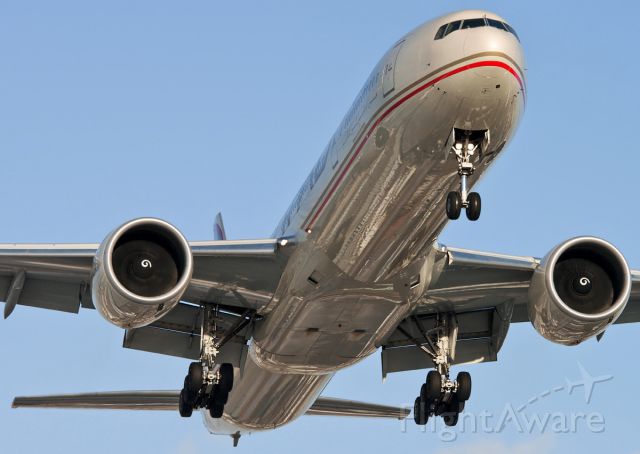 Boeing 777-200 (A6-ETJ) - Landing at Rwy 23.