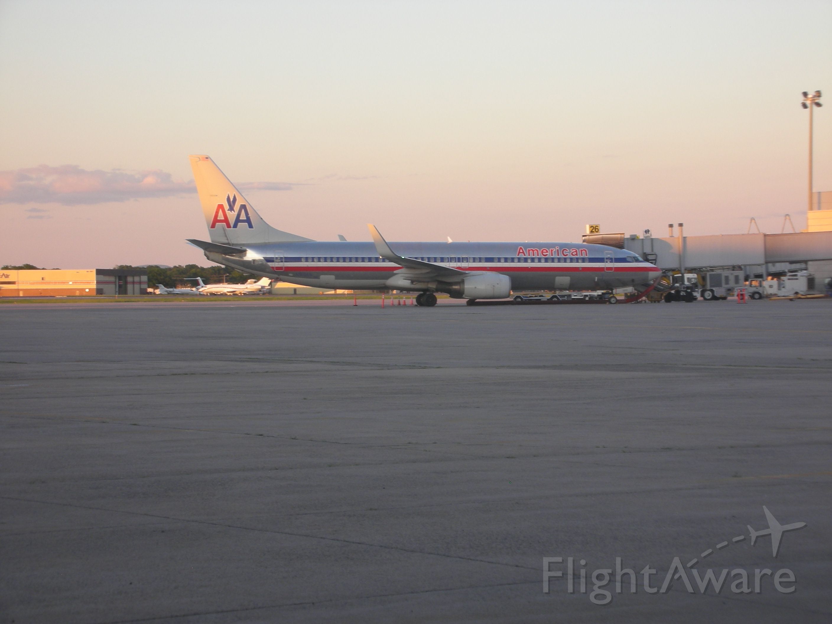 Boeing 737-800 (N919AN) - American B737-800 in the evening.
