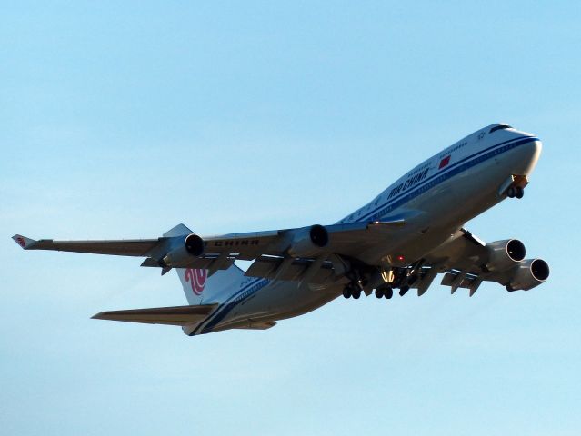 Boeing 747-400 (B-2472)