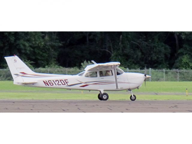 Cessna Skyhawk (N612DF) - Take off RW08.