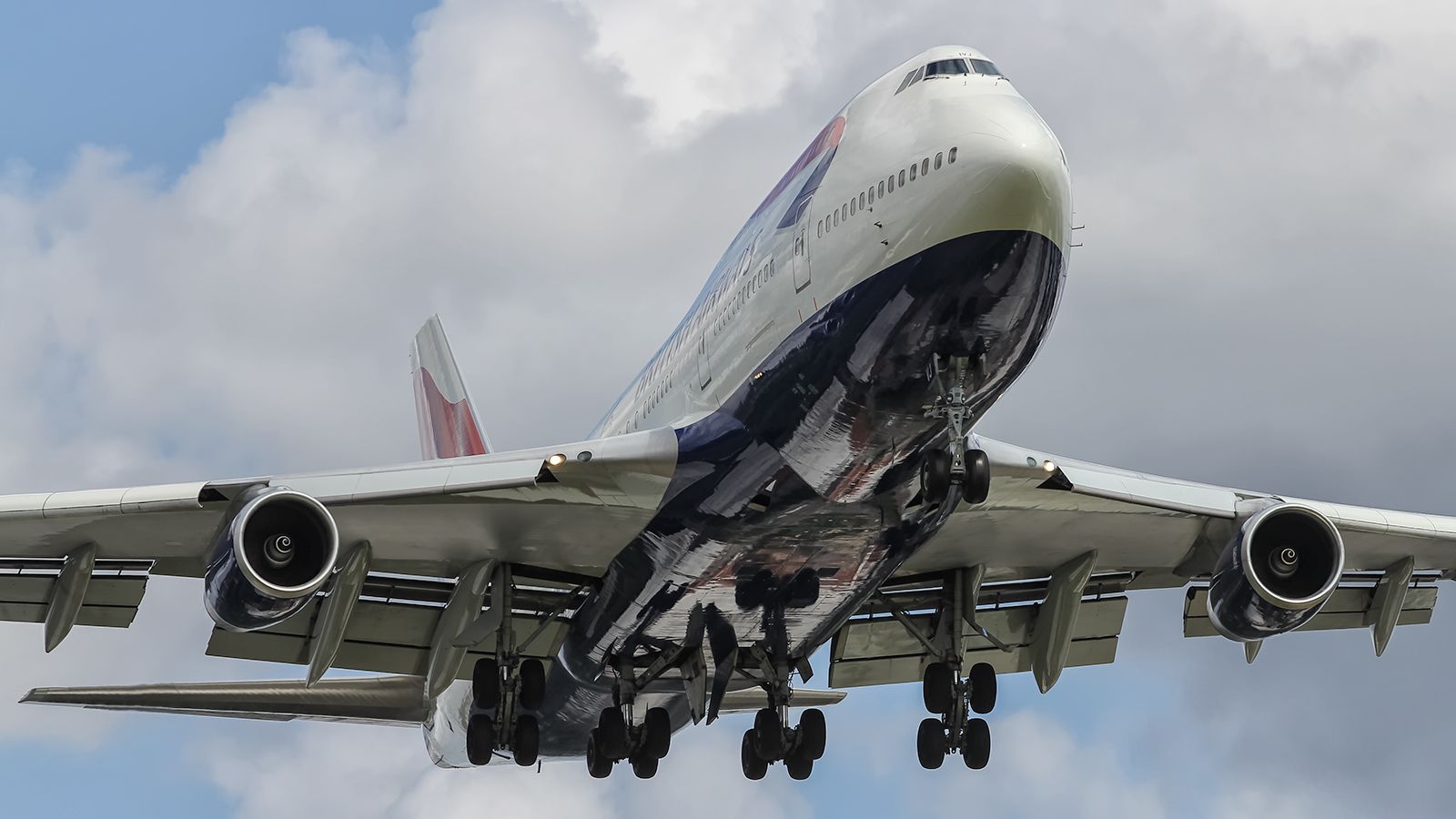 — — - British Airways, B744, approaches runway 27R at LHR.