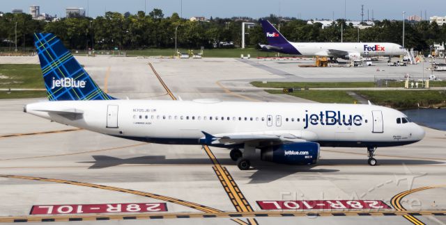 Airbus A320 (N705JB) - JetBlue A320 taxiing for take off as we were landing at PBI