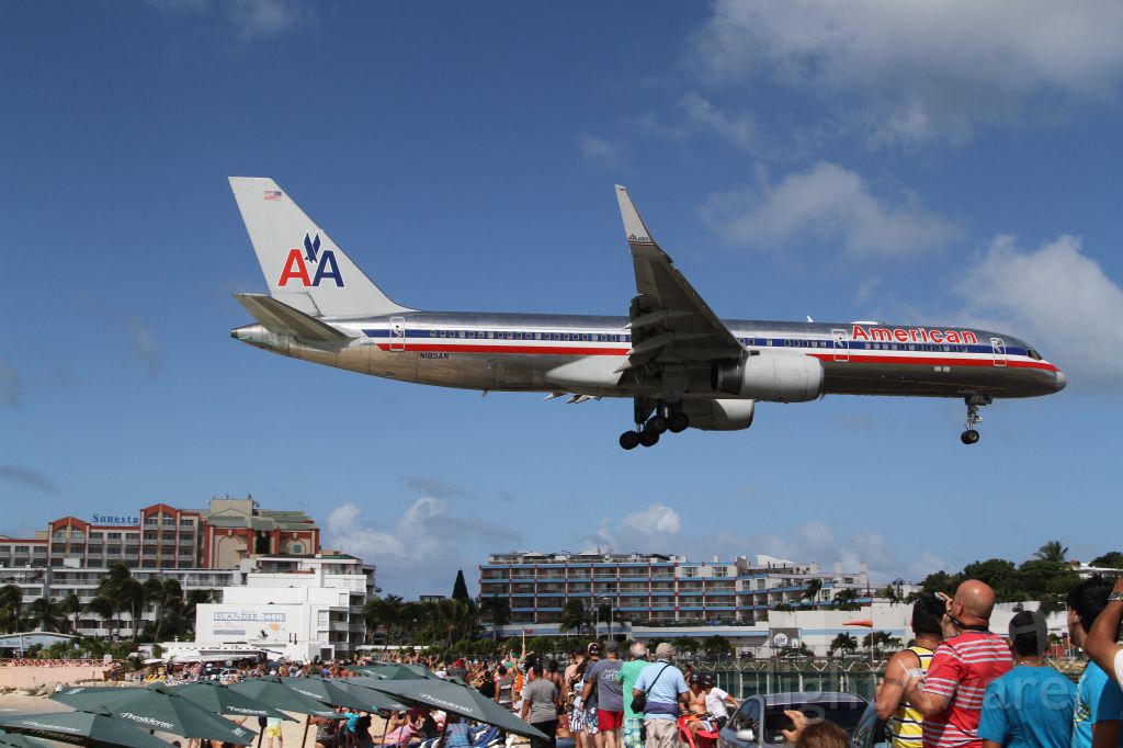 Boeing 757-200 (N195AN) - Very late final for Rwy 10 in Sint Maarten