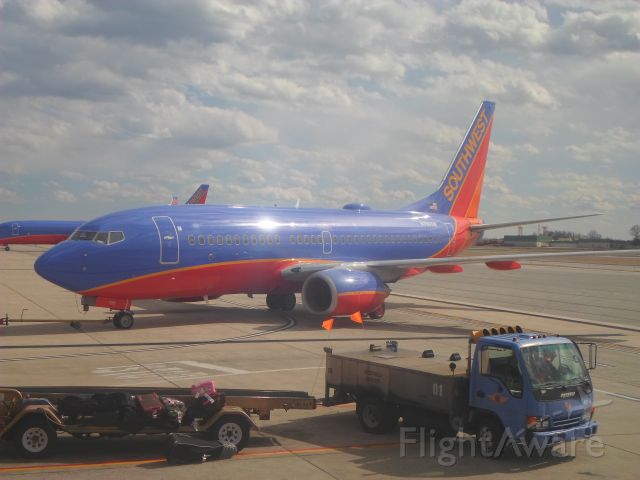 Boeing 737-700 (N789SW) - A Southwest Airlines Boeing 737 pushes back from the gate at KBWI.