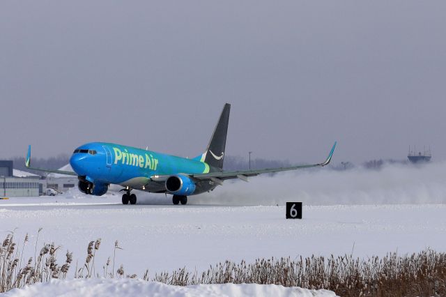 Boeing 737-800 (N5479A) - Now that’s how you clear a runway! SCX3064 departing RWY 25 this morning, 5 Feb 2022. 