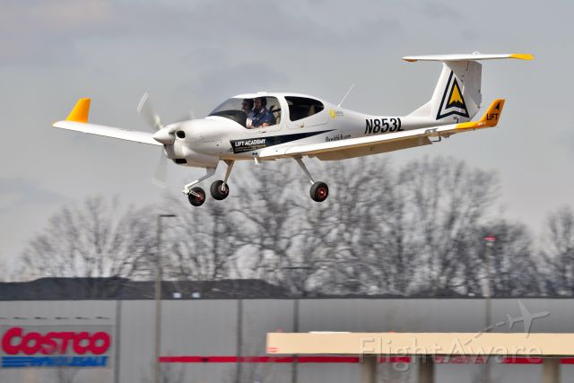 Diamond Star (N853L) - Dropping in to do a little shopping at the local Costco.