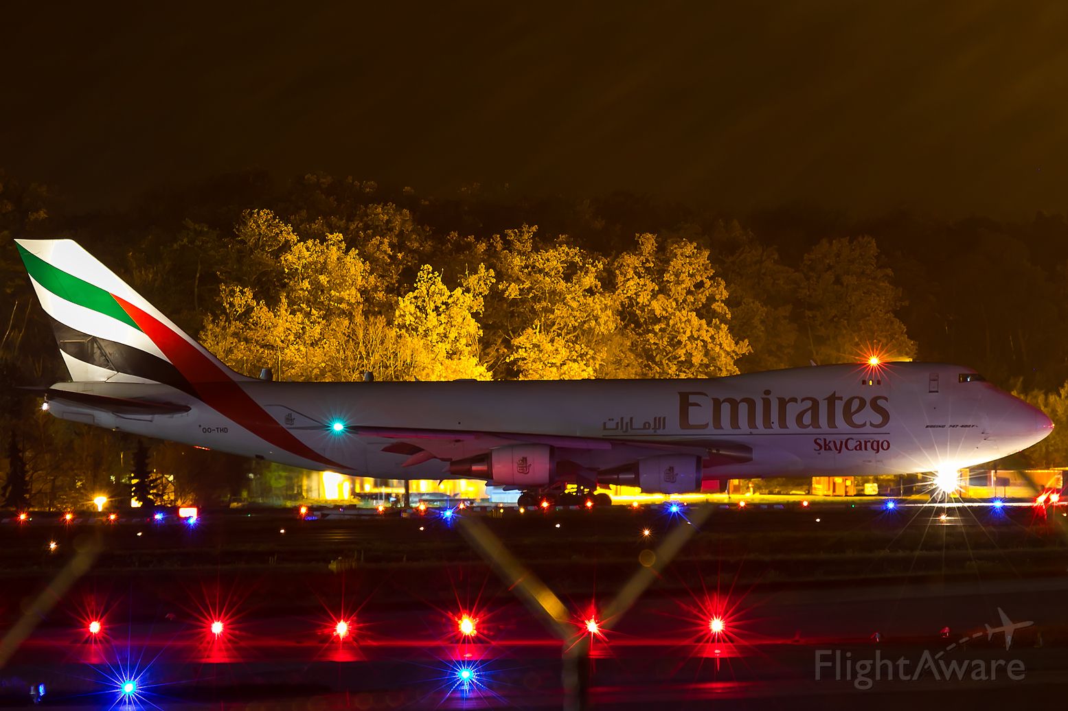 Boeing 747-400 (OO-THD) - line up in a foggy night, distance 1 mile.