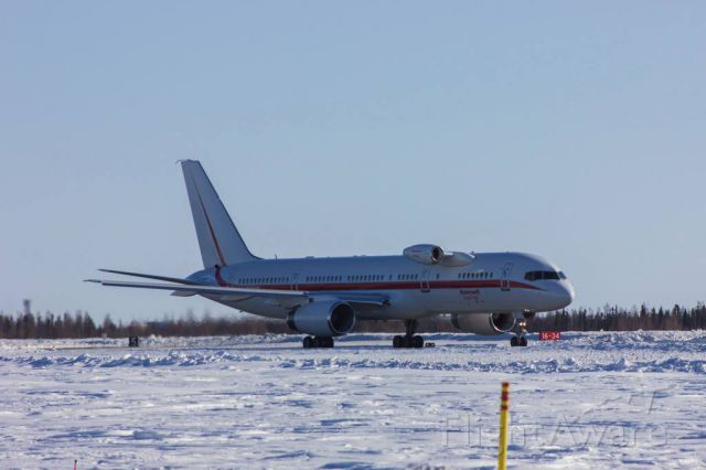 Boeing 757-200 (N757HW) - Honeywell 757 Engine test bird taxiing in to Yellowknife FBO