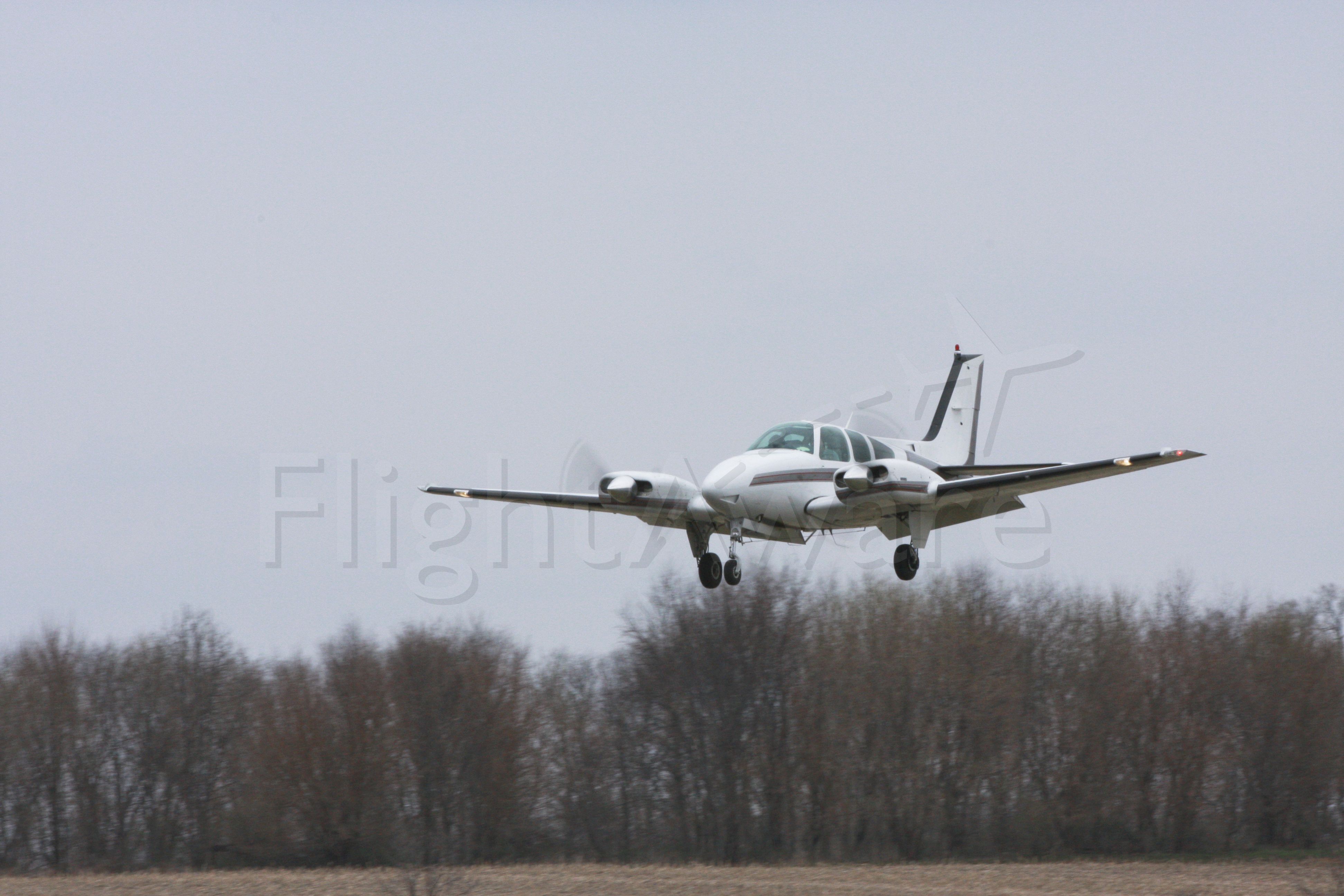 Beechcraft 55 Baron (N4153S) - Landing