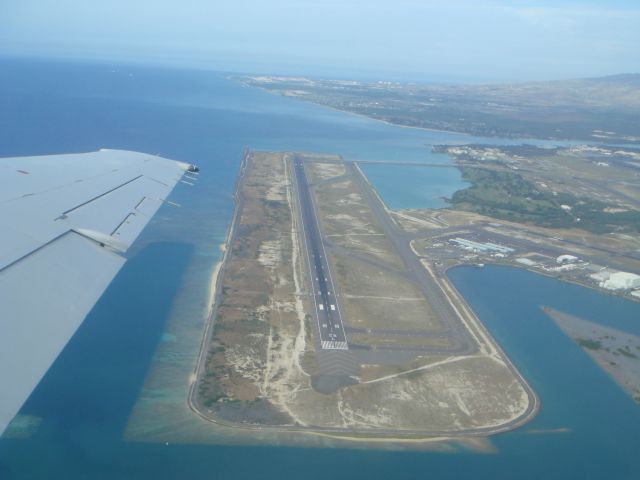 — — - Reef Runway at Honolulu International Airport. Photo taken from Hawaiian Boeing 717-200 on the way from Oahu to Kauai on 2 Feb 2015.