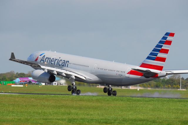 Airbus A330-200 (N279AY) - AAL722 arriving from Philadelphia, 11/05/15