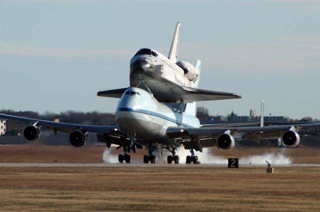 BOEING 747-100 (N911NA) - NASA SCA 911 landing at KNFW during its 2008 transport of Shuttle Endeavour from Edwards AFB to the Kennedy Space Center following STS-126