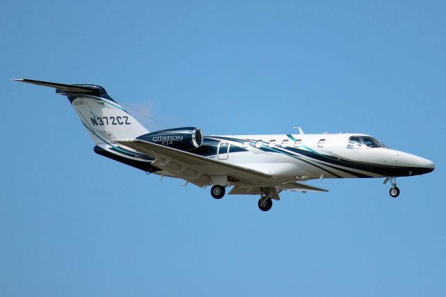 Cessna Citation CJ4 (N372CZ) - On short finals for rwy 7 on 15-Oct-22 arriving from KICT.