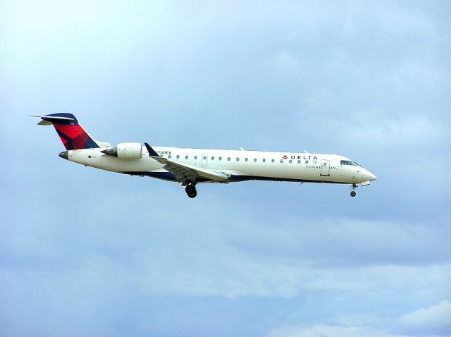 Canadair Regional Jet CRJ-700 (N750EV) - Landing 06L - April 27, 2014