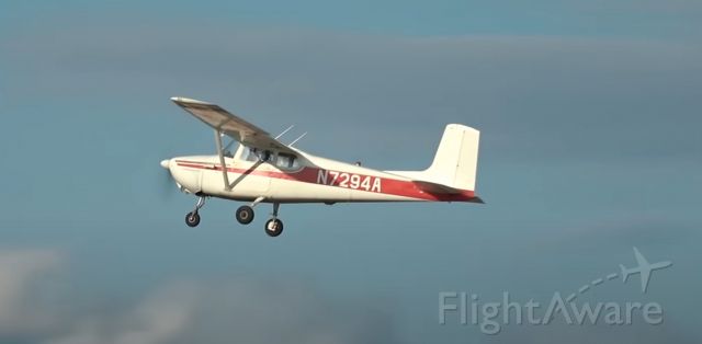 Cessna Skyhawk (N7294A) - Departing runways 18
