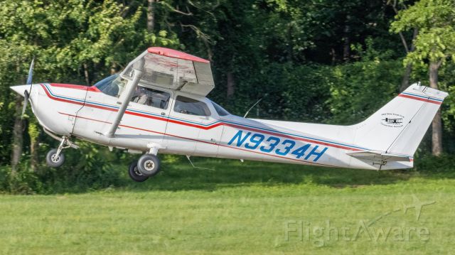 Cessna Skyhawk (N9334H) - N9334H climbing out of College Park Airport's runway 33 