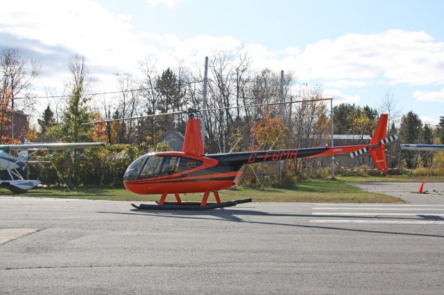 C-FGMR — - R44 clipper 2 sur l aérodrome du Lac a la Torture (québec)