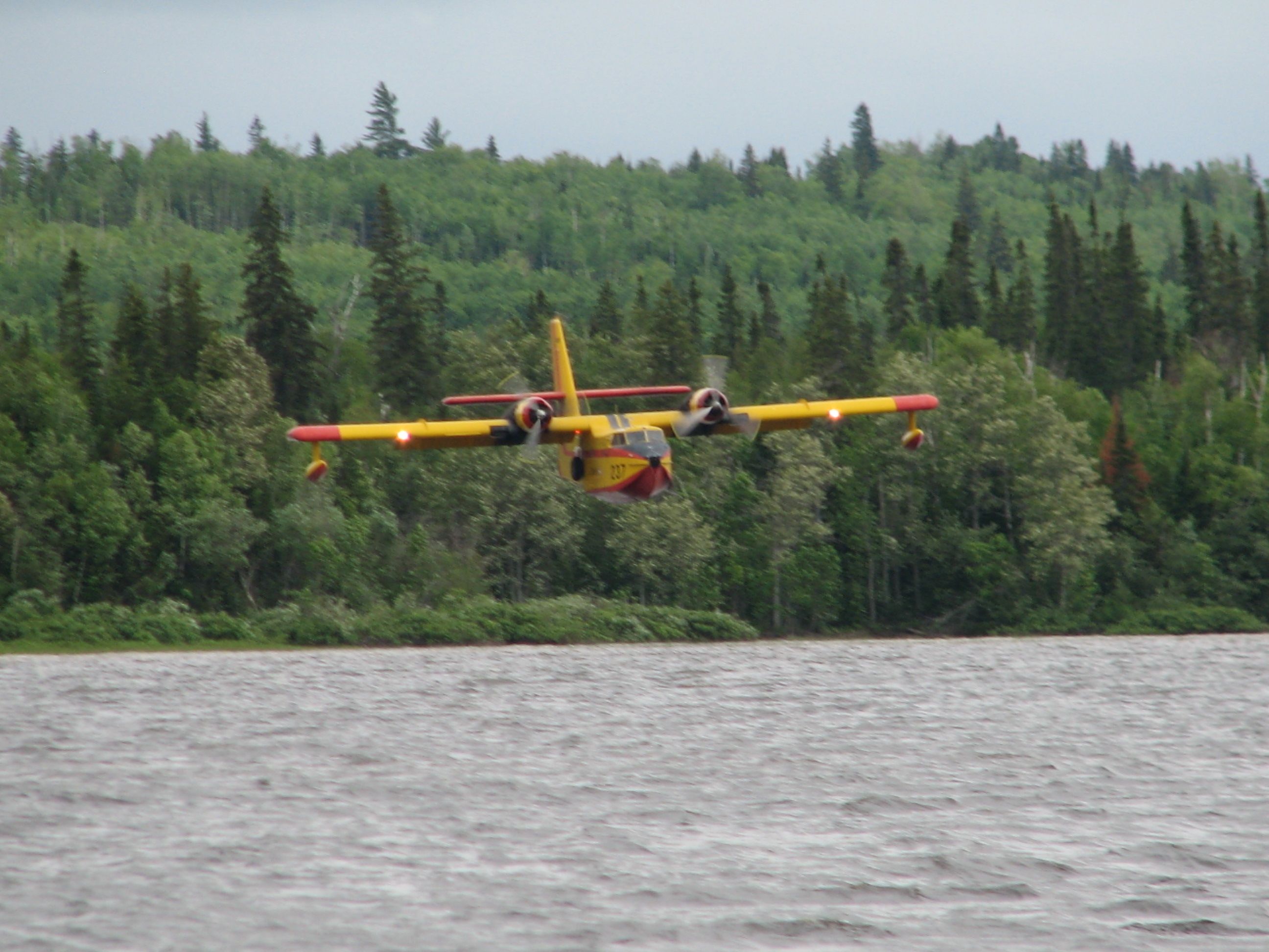 — — - J'étais au lac Lemoyne non loin de Val-d'Or (CYVO)observant ce CL-215 s'entraîner en 2007.