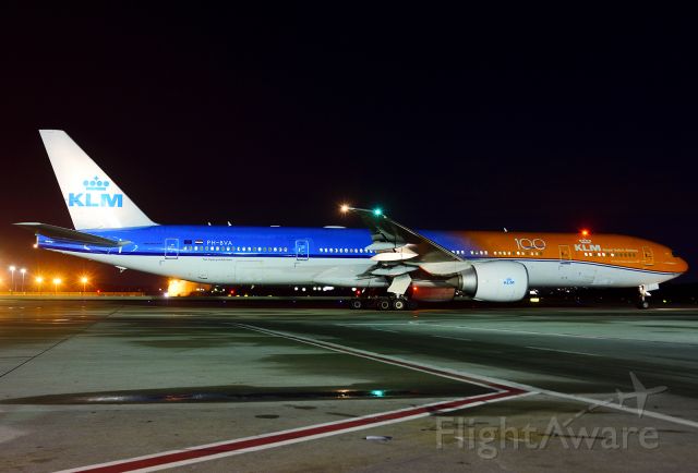 BOEING 777-300ER (PH-BVA) - Headed back home to Amsterdam.