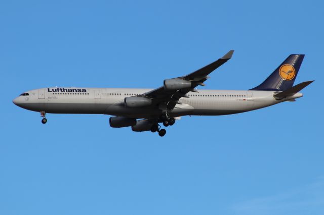 Airbus A340-300 (D-AIGS) - Lufthansa A340-313 in the old liverybr /11/14/21