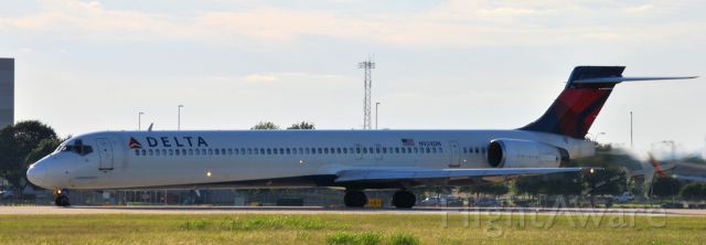McDonnell Douglas MD-90 (N924DN)