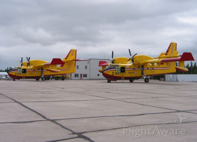 Canadair CL-415 SuperScooper (C-GQBF) - QUE 244  &  QUE 245    CL-415br /Lors des saisons où la nature est sensible au feu, les avions sont affectées à certains aéroports là où les risques d'incendie sont plus élevé...