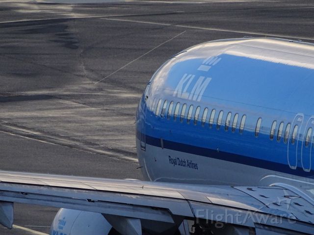 Boeing 737-800 (PH-BXL) - Set parking brakes!
