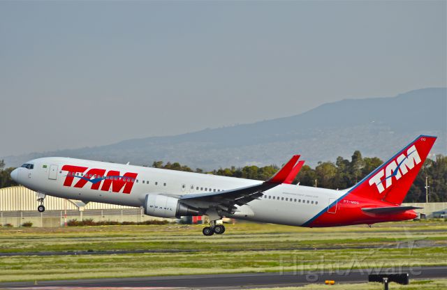 BOEING 767-300 (PT-MOG) - B767-300 (PT-MOG), takeoff from runway 05L in Mexico City Airport (AICM), old colors.